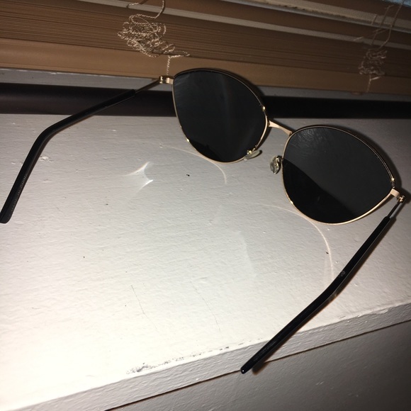 Sun glasses - Picture 2 of 3